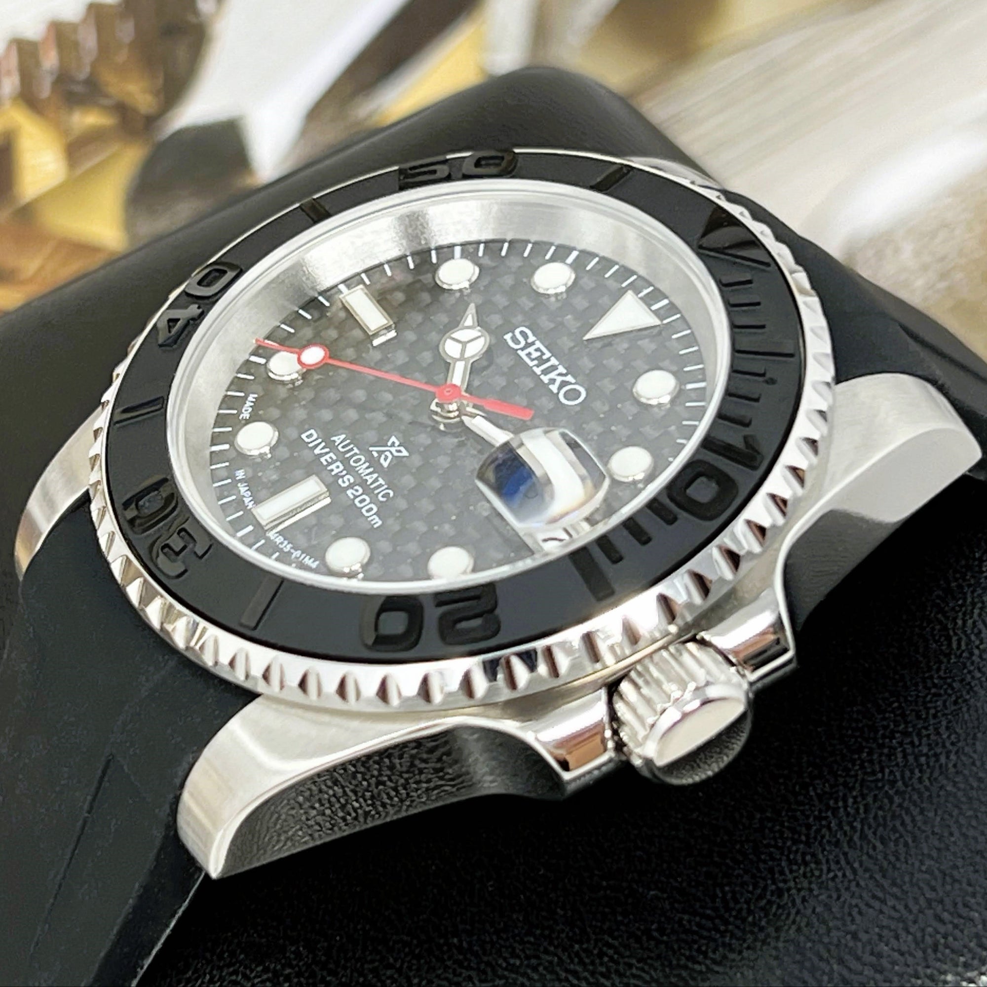 Custom Carbon Fiber Yacht with Red Second Hand | Modern Stainless Steel Sport Watch |