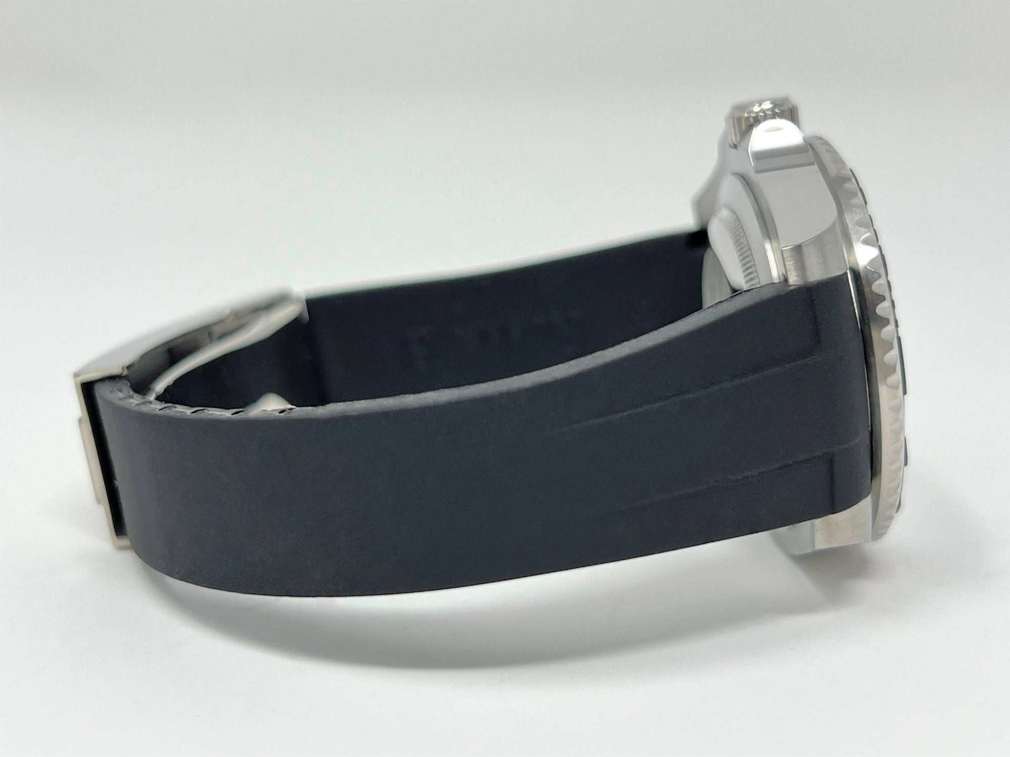 Custom Carbon Fiber Yacht with Red Second Hand | Modern Stainless Steel Sport Watch |