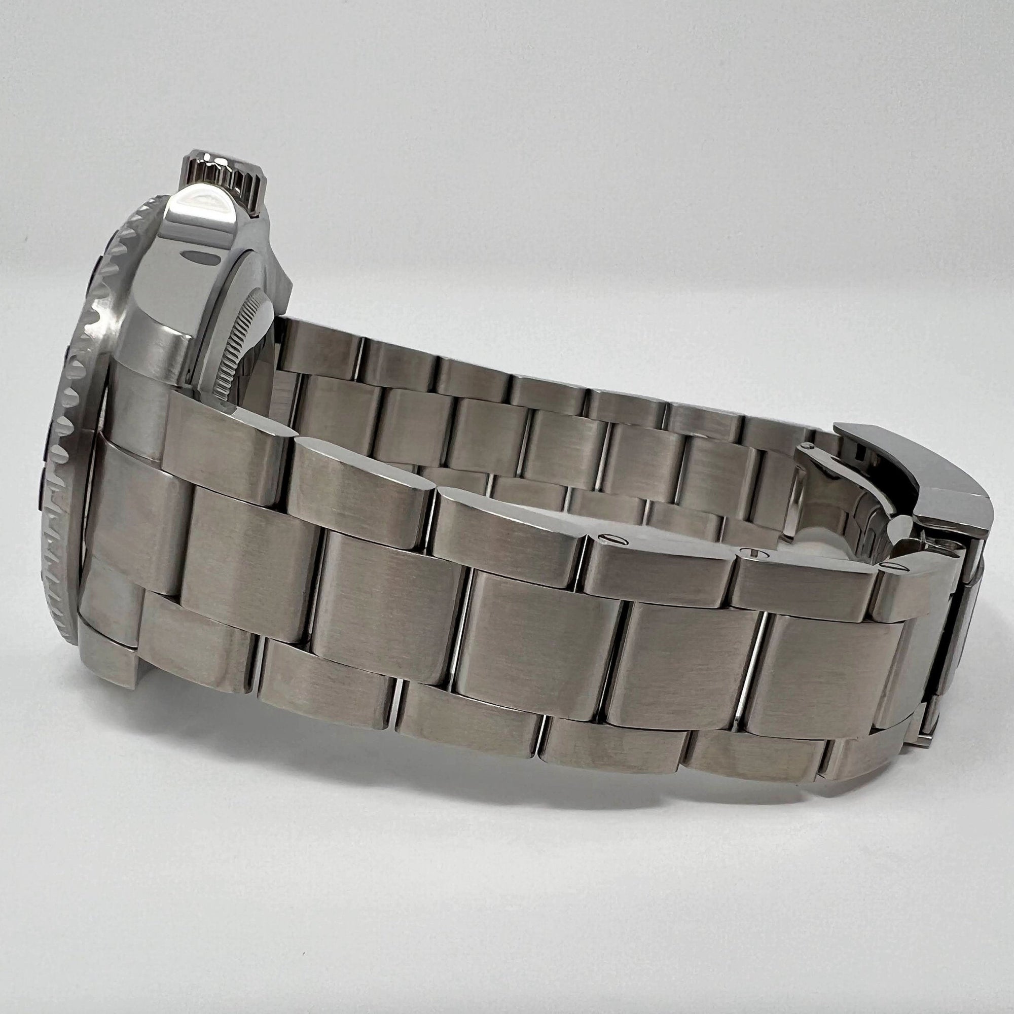 Custom Carbon Fiber Yacht with Red Second Hand | Modern Stainless Steel Sport Watch |