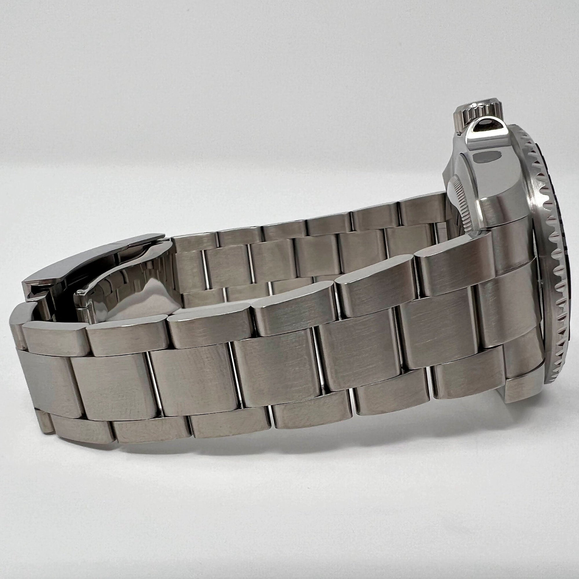 Custom Carbon Fiber Yacht with Red Second Hand | Modern Stainless Steel Sport Watch |