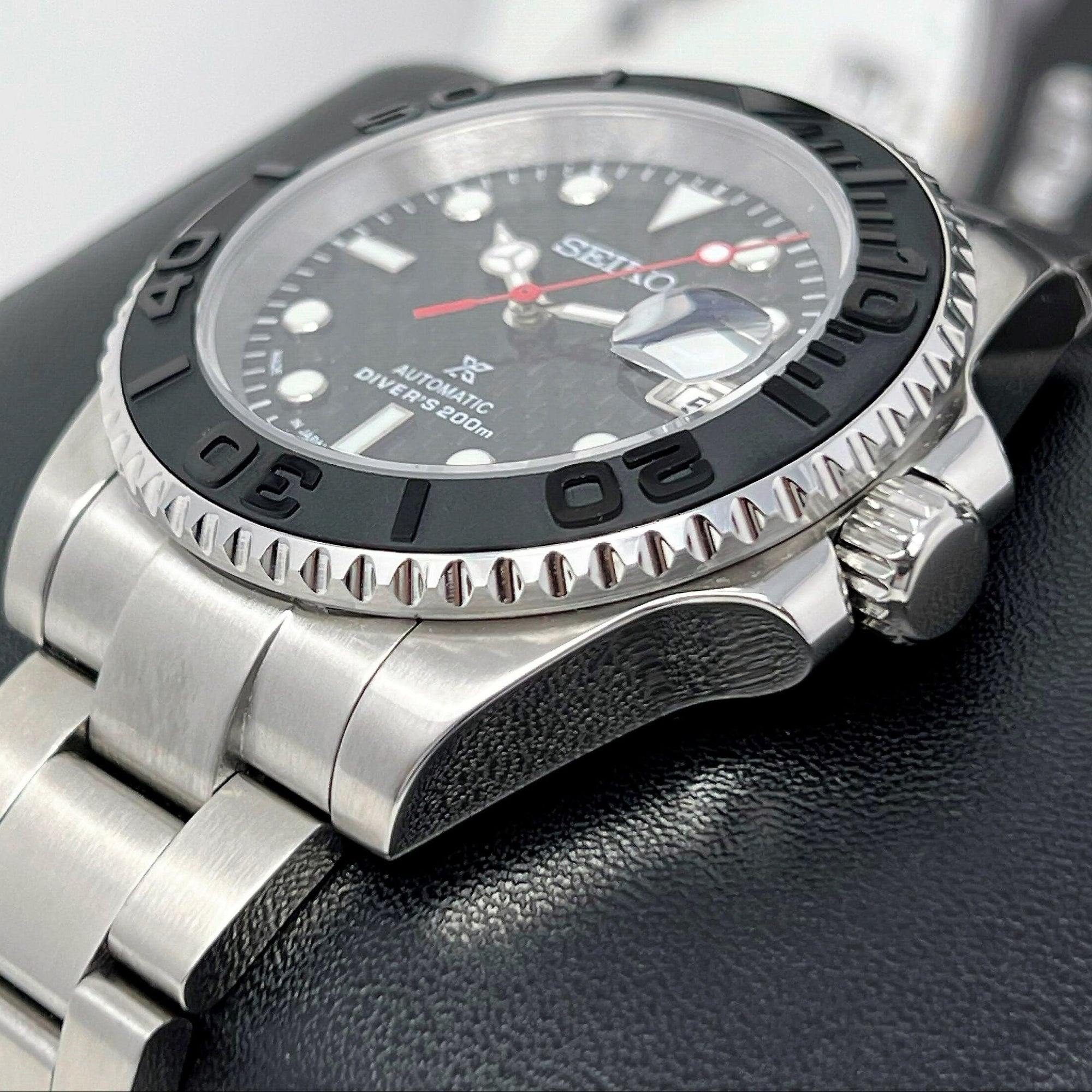 Custom Carbon Fiber Yacht with Red Second Hand | Modern Stainless Steel Sport Watch |