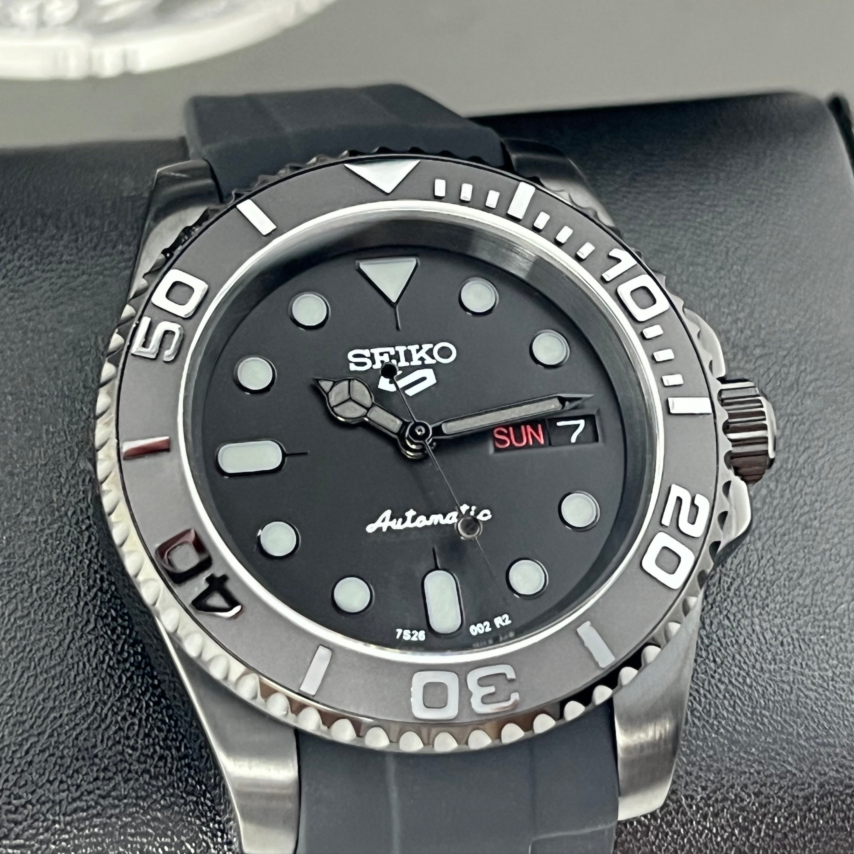 SEIKO SPORTS 70 ブラックダイヤル Custom Yacht 5 Mod - All Black | Stainless Steel | Men's