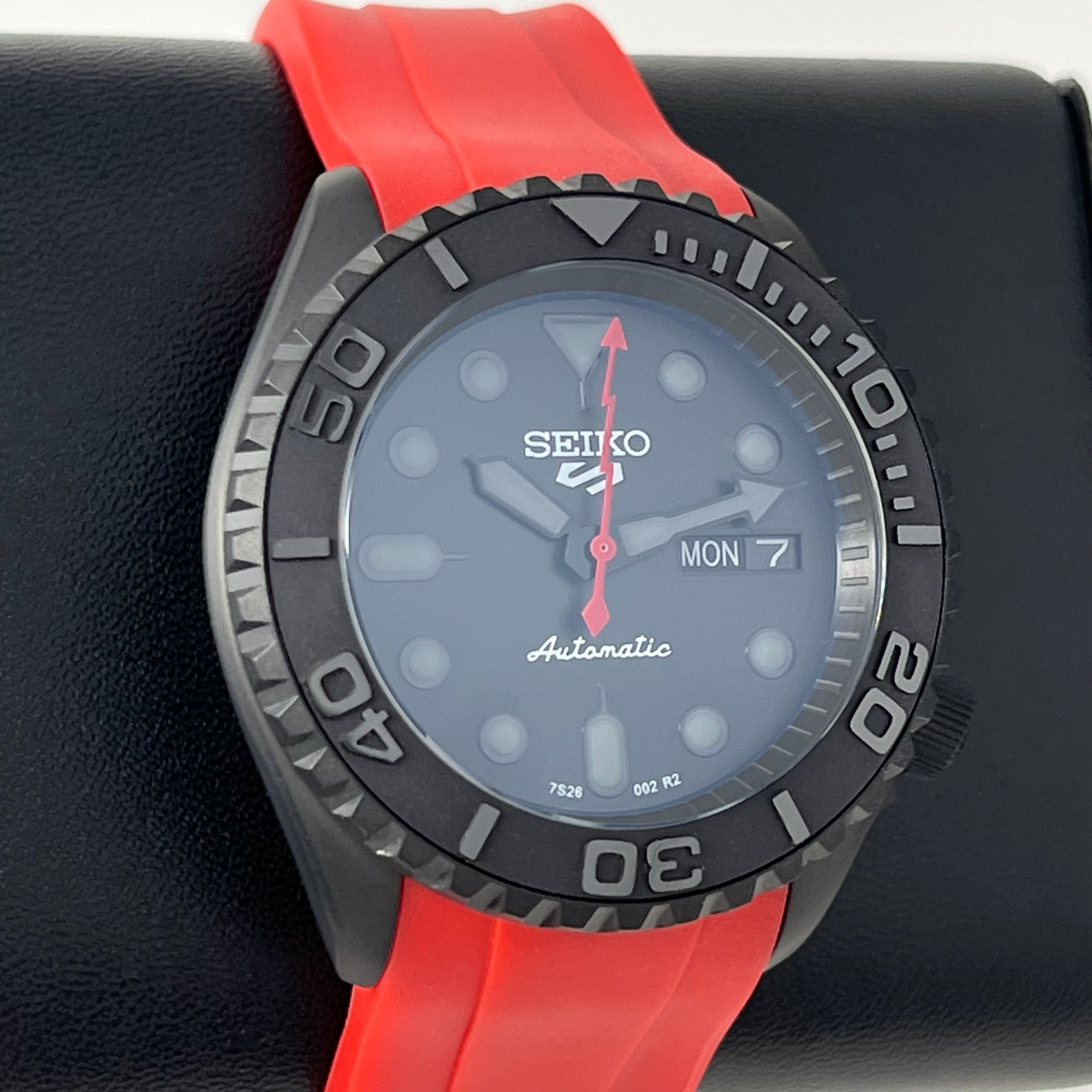 Custom Stealth Blackout Yacht | SKX007 | Men&#39;s Watch | Dive Watch | Red Rubber |  Mod | 100M | Custom Mod | Watch Mod | Diver