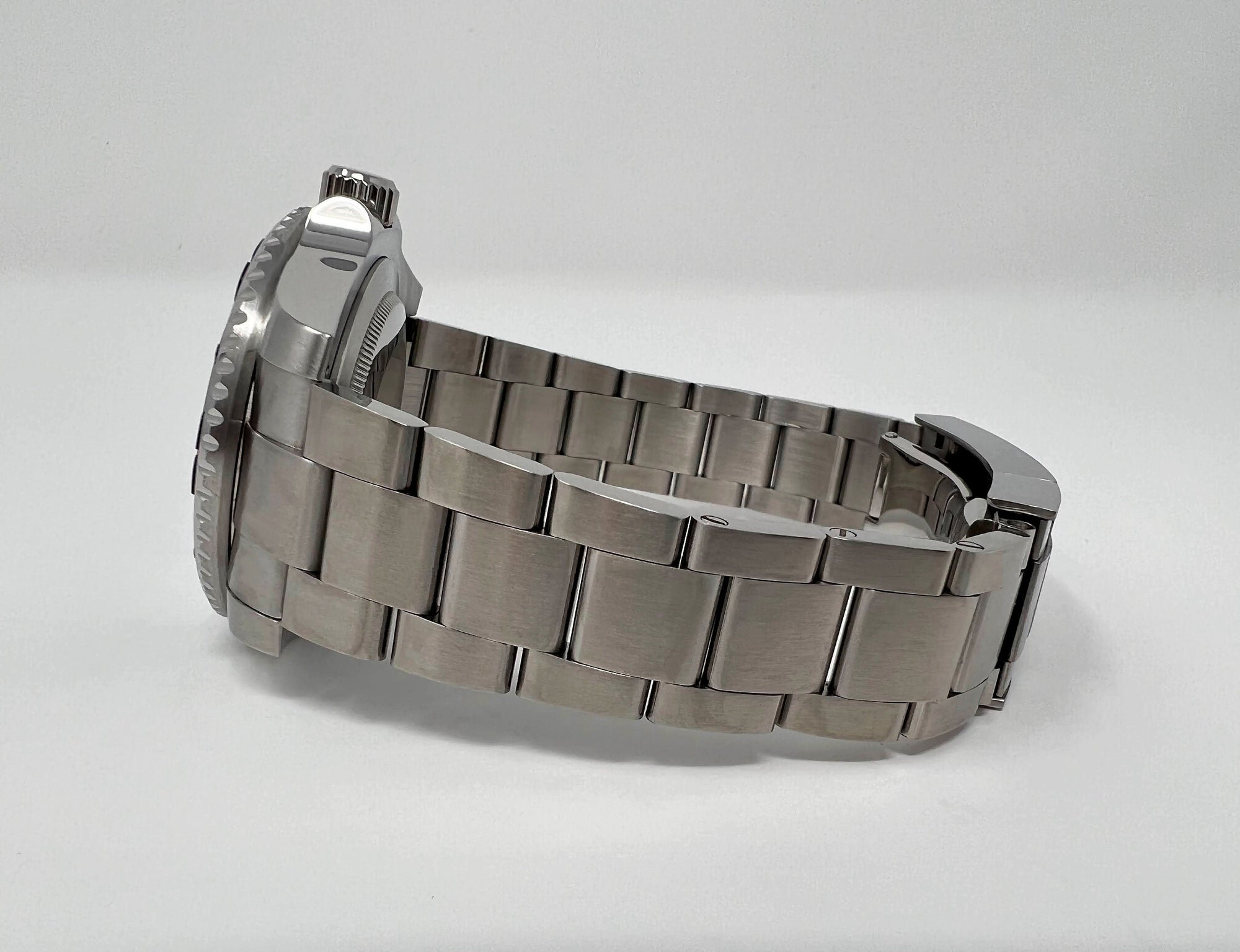 Seiko Carbon Fiber Yachtmaster with Red Second Hand - Modern Stainless Steel Sport Watch - Ready to Ship!