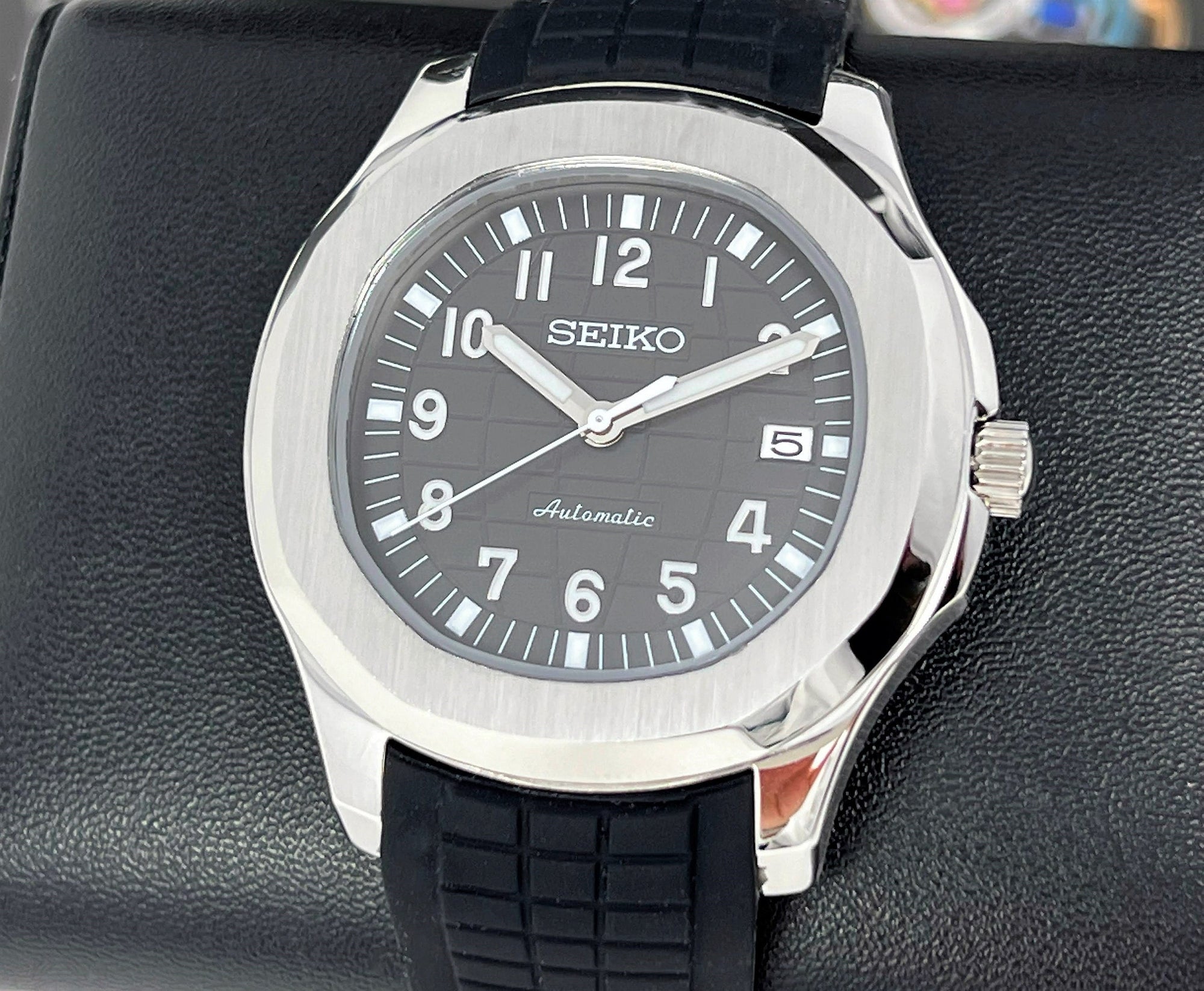 Seikonaut - Luxury Black on Rubber - Modern Automatic Watch with Sapphire Crystal