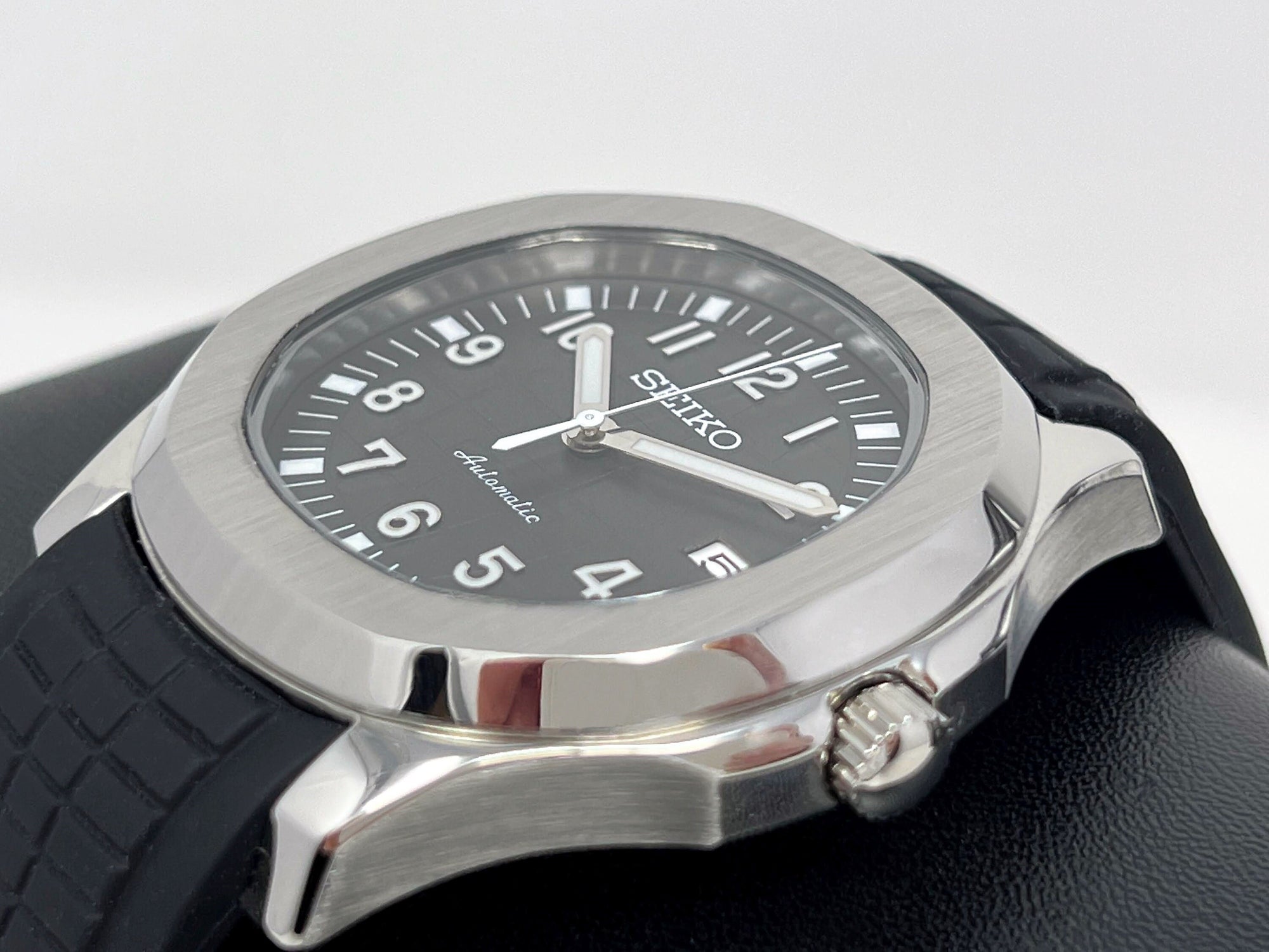 Seikonaut - Luxury Black on Rubber - Modern Automatic Watch with Sapphire Crystal